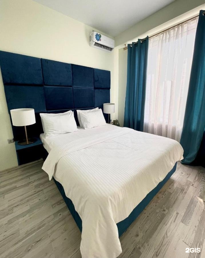 Кровать box spring с мягким изголовьем в номере отеля X.O